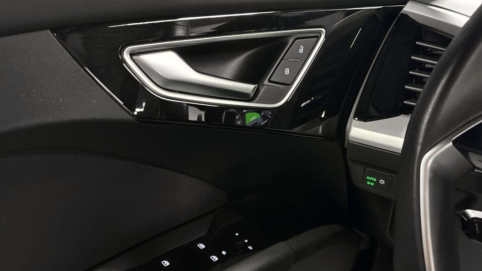 Grå Audi Q4 e-tron fra 2023