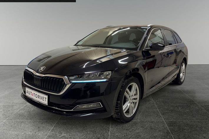 Sort Skoda Octavia fra 2021 set udefra