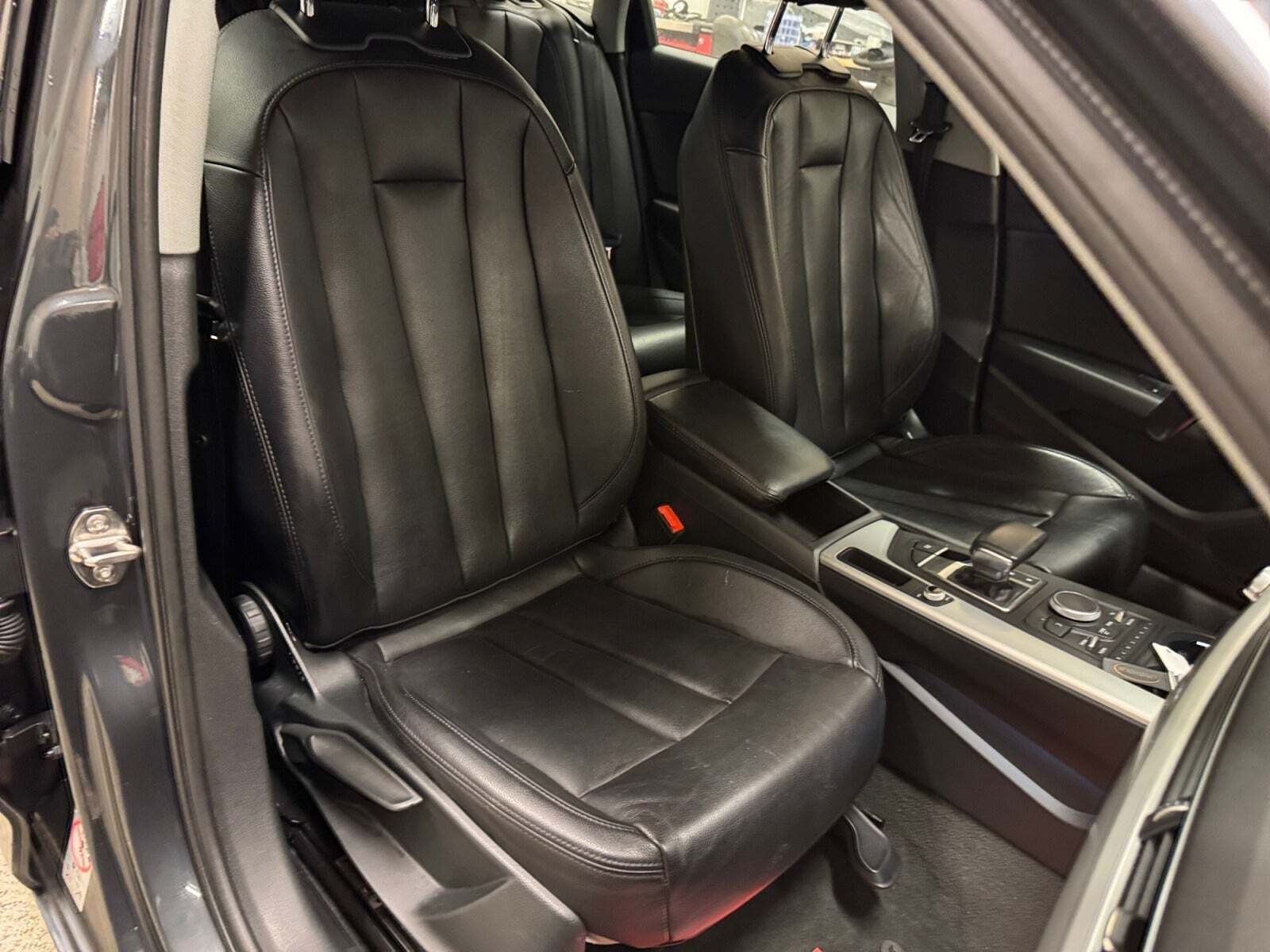 Grå Audi A4 fra 2018