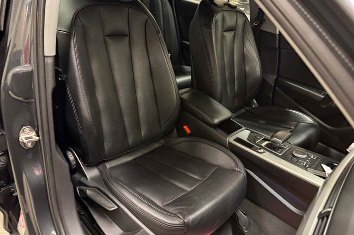 Grå Audi A4 fra 2018