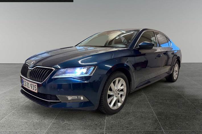 Blå Skoda Superb fra 2019 set udefra