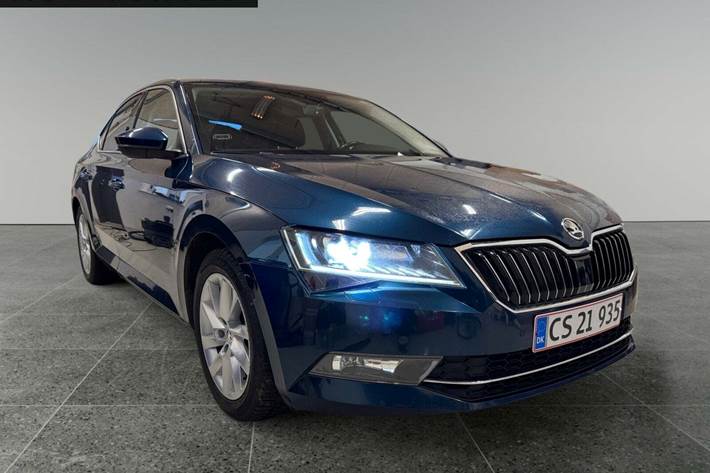 Blå Skoda Superb fra 2019