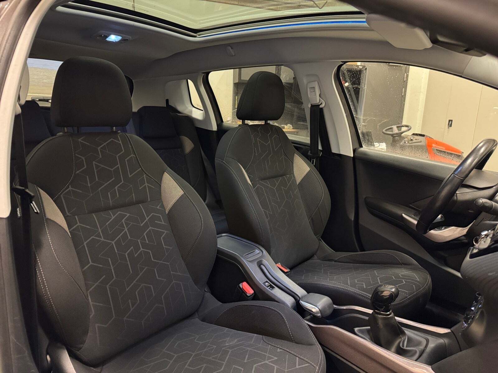 Grå Peugeot 2008 fra 2015