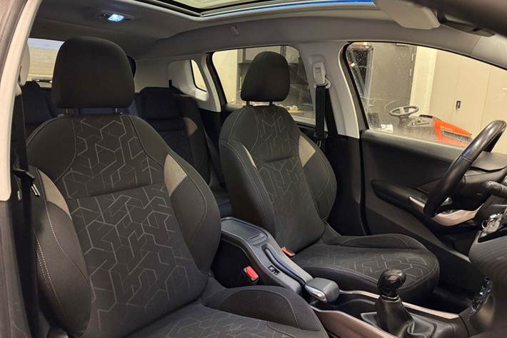 Grå Peugeot 2008 fra 2015