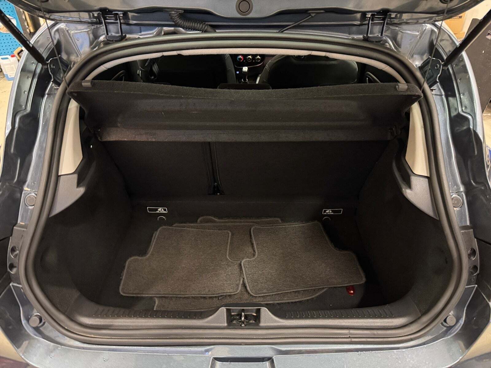 Grå Renault Clio IV fra 2016