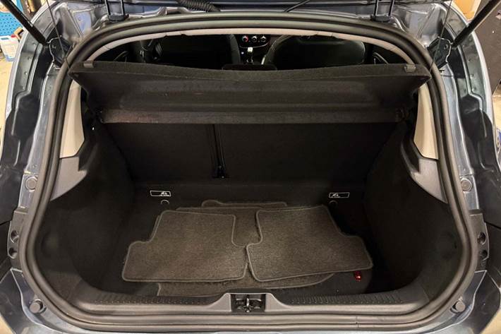 Grå Renault Clio IV fra 2016