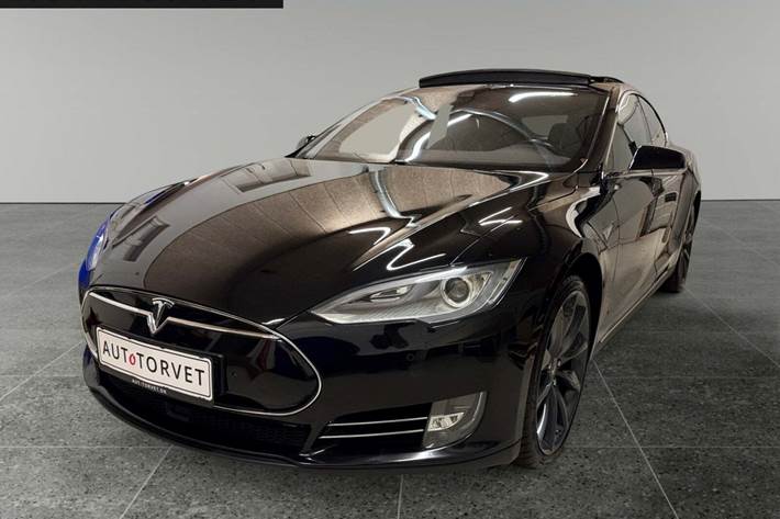 Sort Tesla Model S fra 2015 set udefra