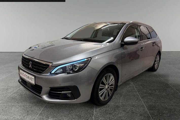 Grå Peugeot 308 fra 2018 set udefra