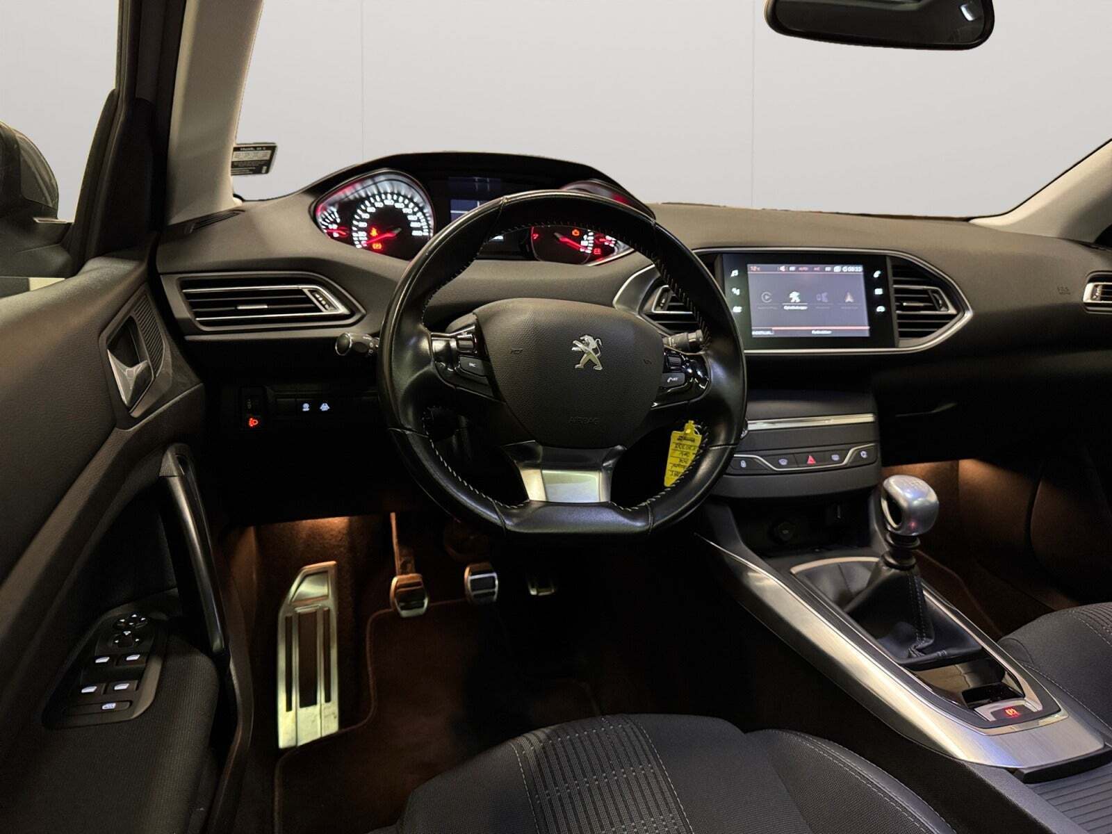 Peugeot 308 1,2 e-THP 130 Selection Sky SW