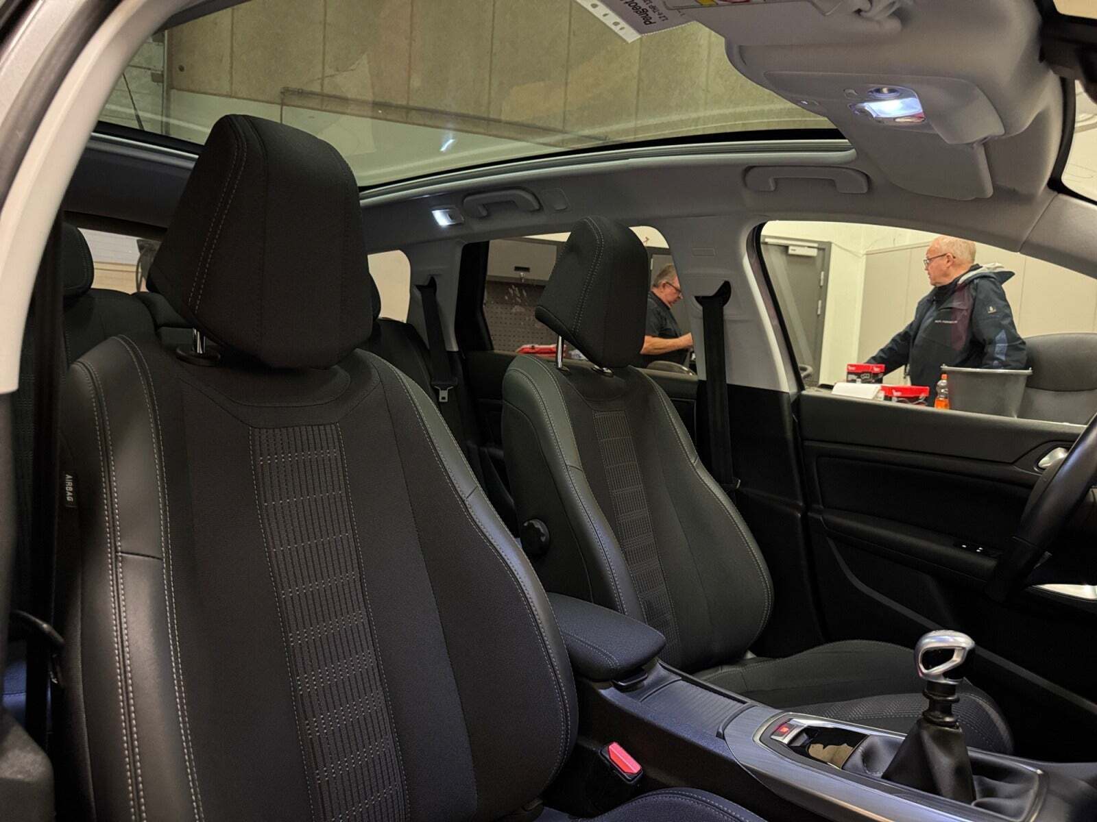 Grå Peugeot 308 fra 2018