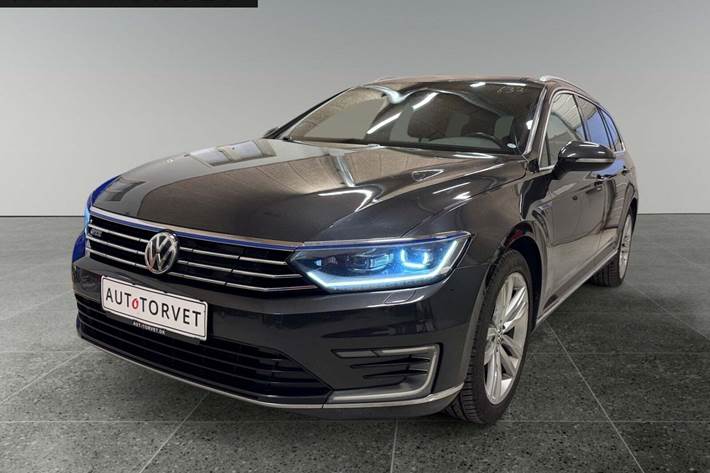 Sort VW Passat fra 2018 set udefra