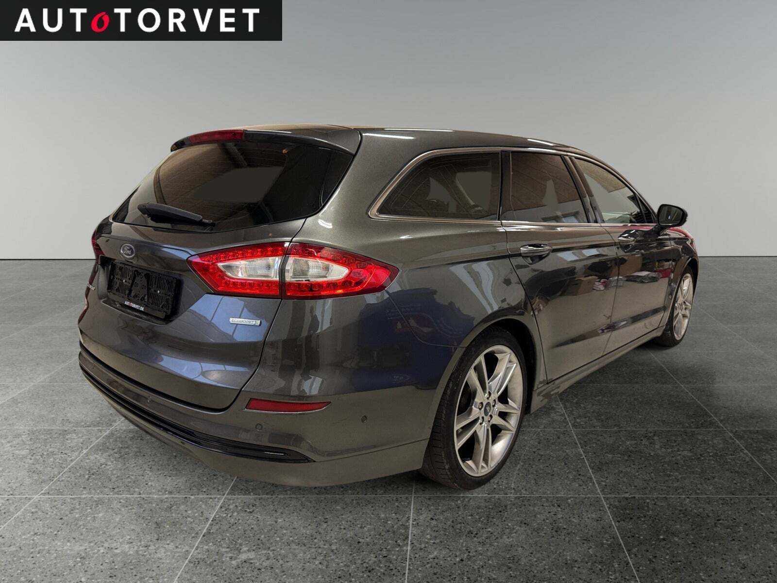 Grå Ford Mondeo fra 2016
