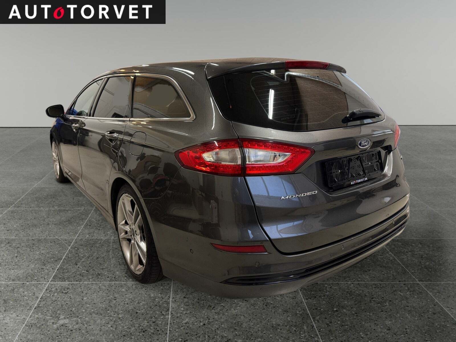 Grå Ford Mondeo fra 2016