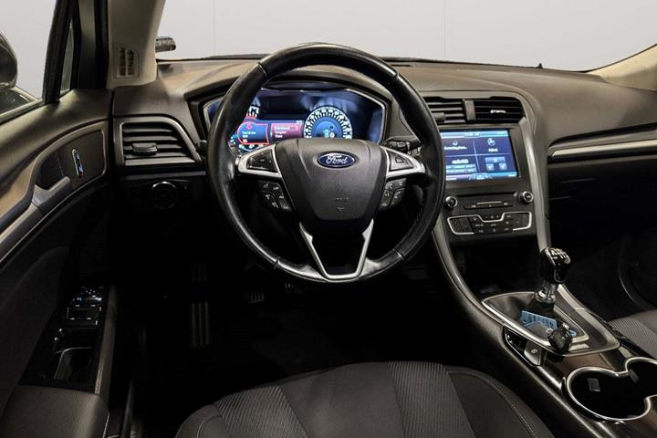 Grå Ford Mondeo fra 2016