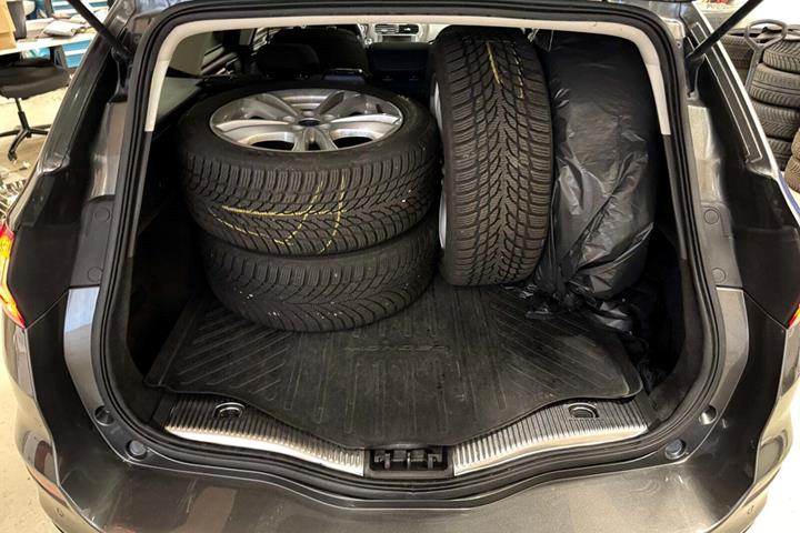 Grå Ford Mondeo fra 2016
