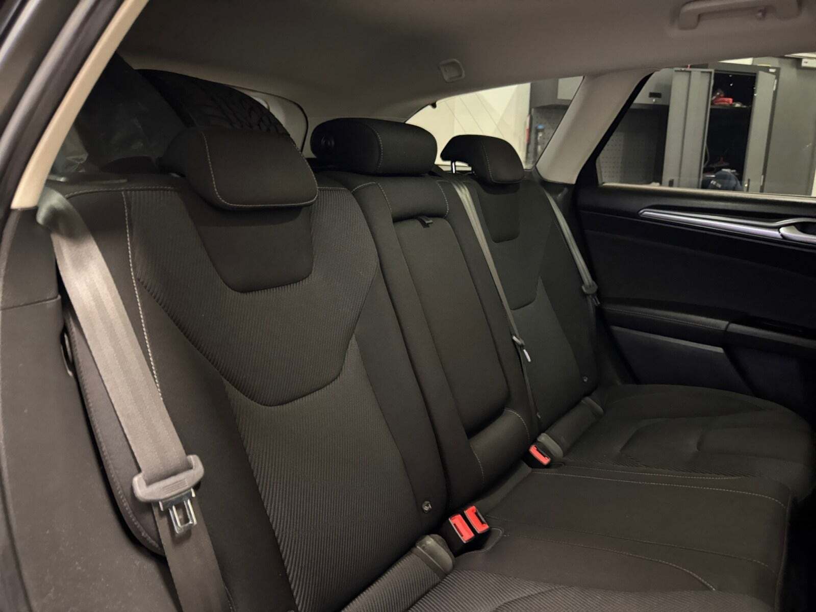 Grå Ford Mondeo fra 2016