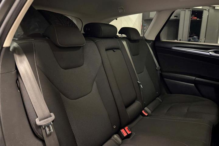 Grå Ford Mondeo fra 2016
