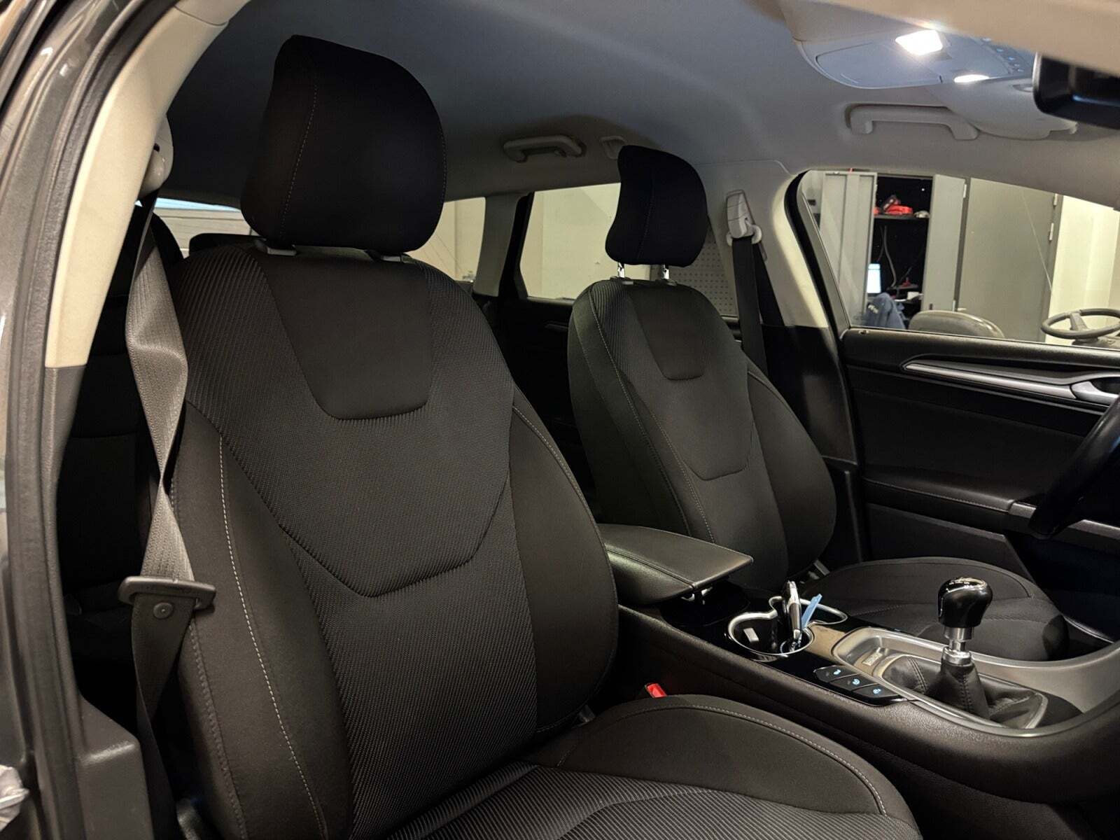 Grå Ford Mondeo fra 2016