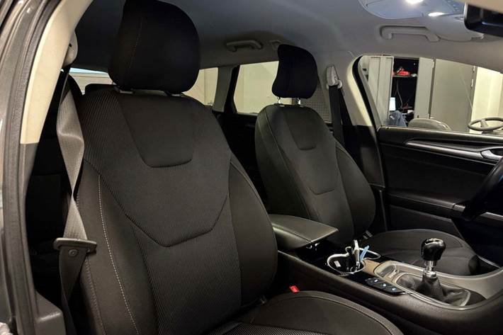 Grå Ford Mondeo fra 2016