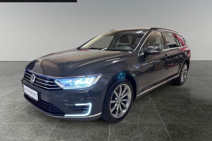 Grå VW Passat fra 2018 set udefra