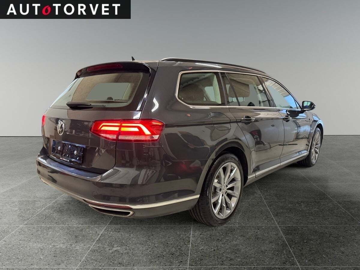 Grå VW Passat fra 2018