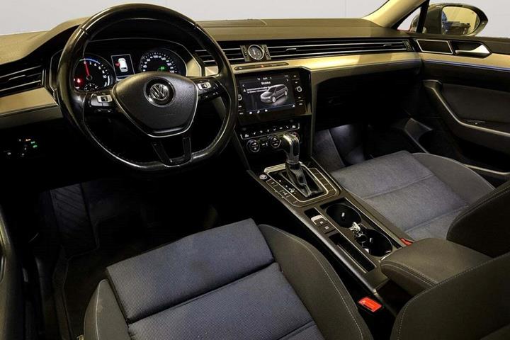 Grå VW Passat fra 2018