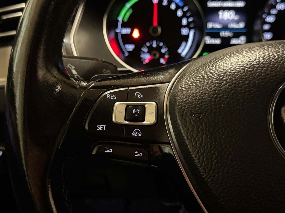 Grå VW Passat fra 2018