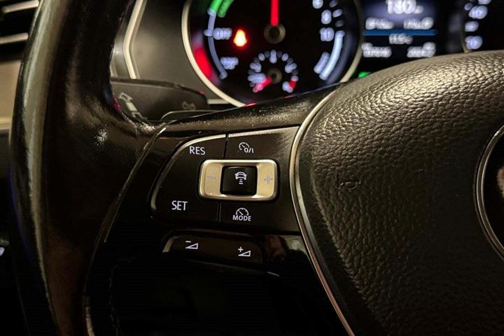 Grå VW Passat fra 2018
