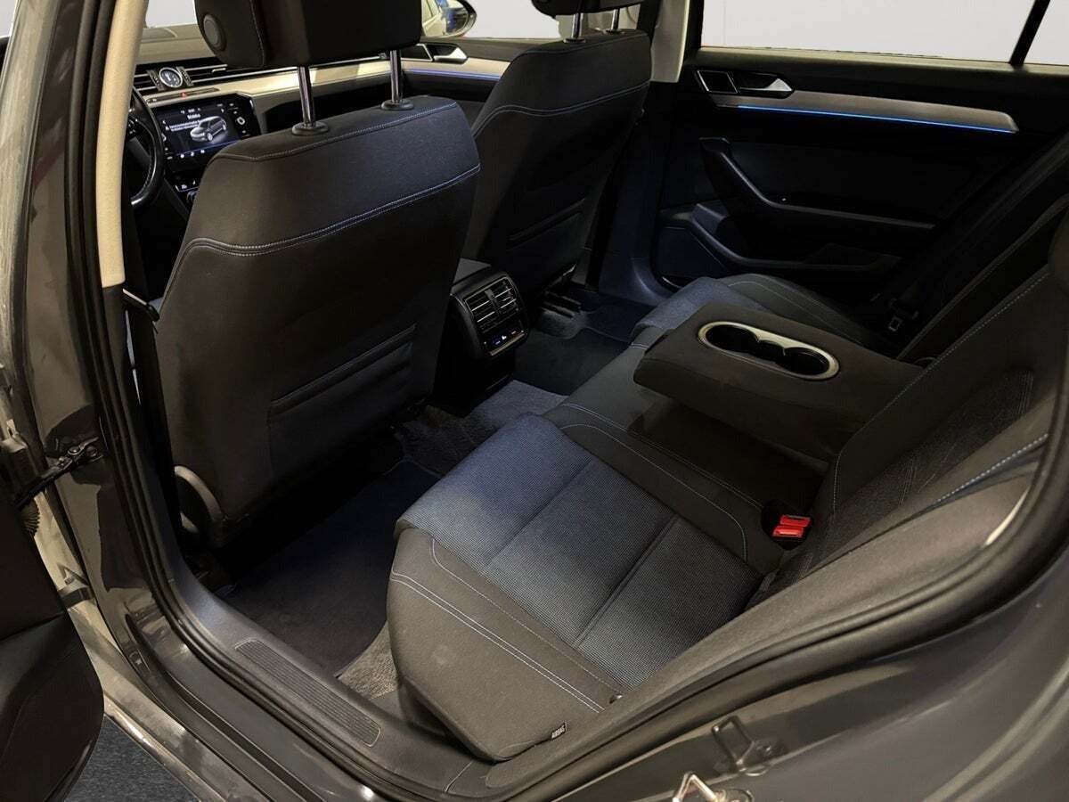 Grå VW Passat fra 2018