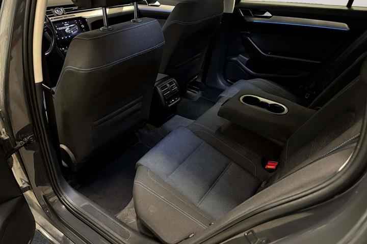 Grå VW Passat fra 2018