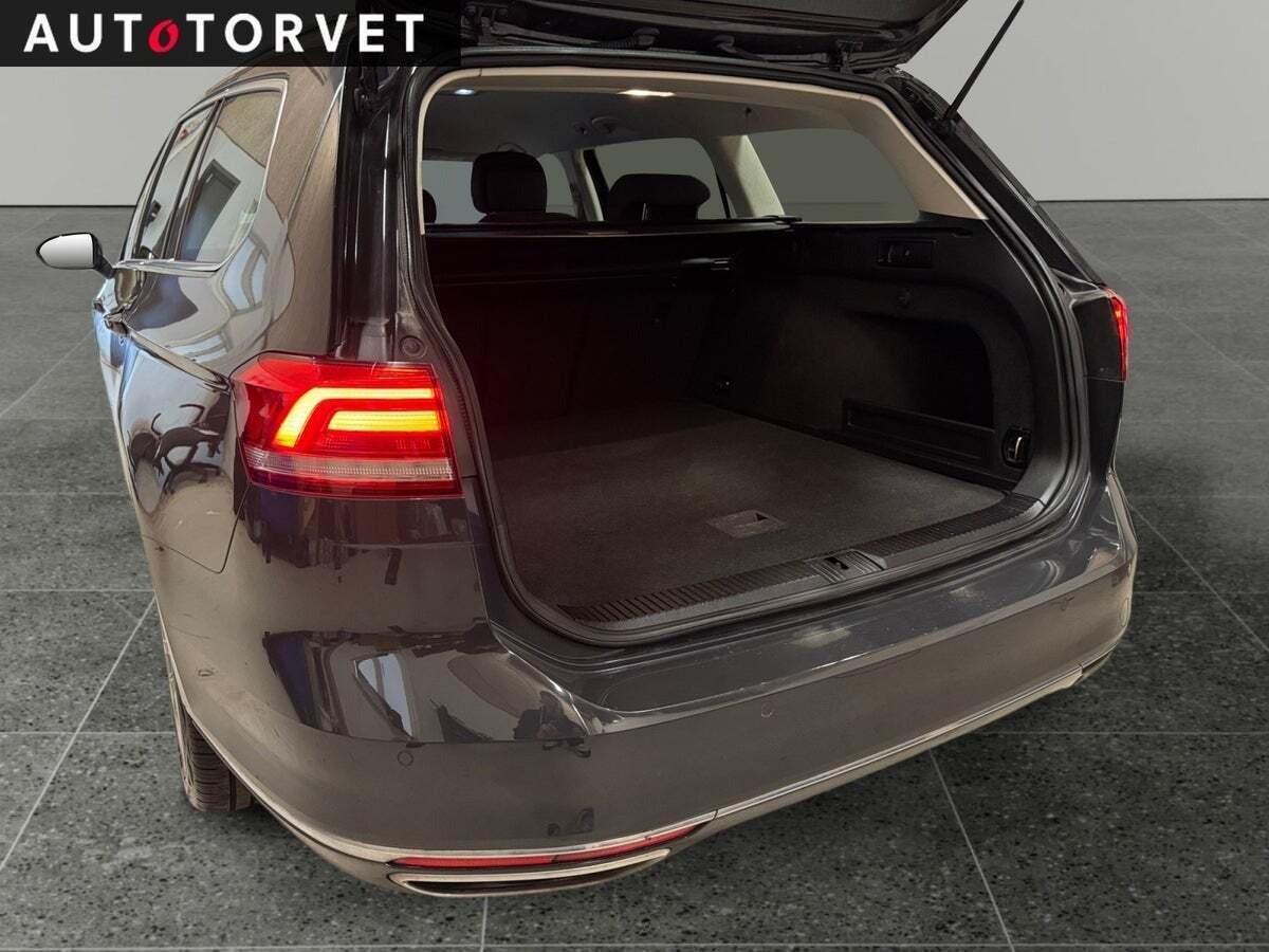 Grå VW Passat fra 2018