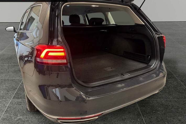 Grå VW Passat fra 2018