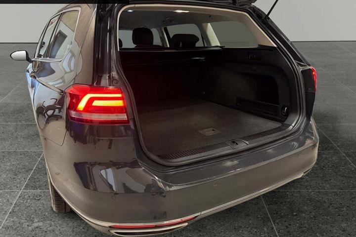 Grå VW Passat fra 2018