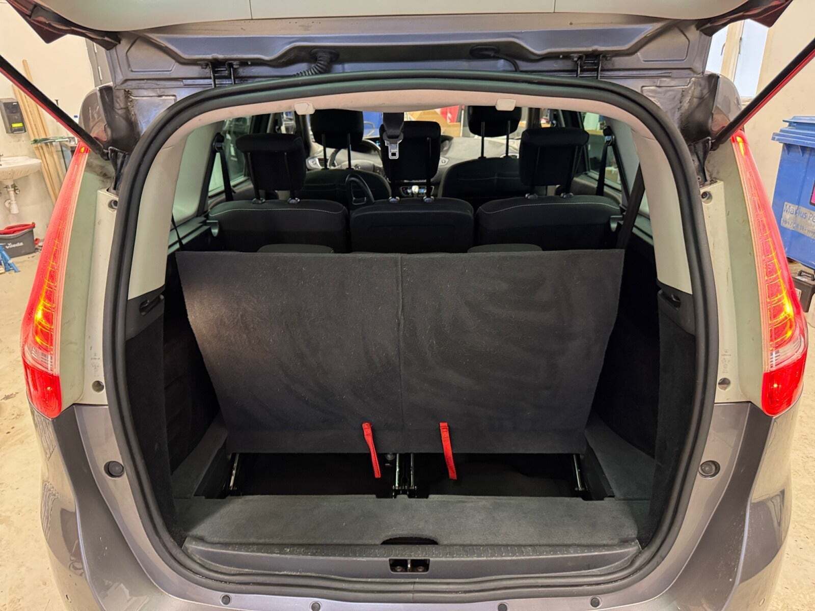 Orange Renault Grand Scenic III fra 2016