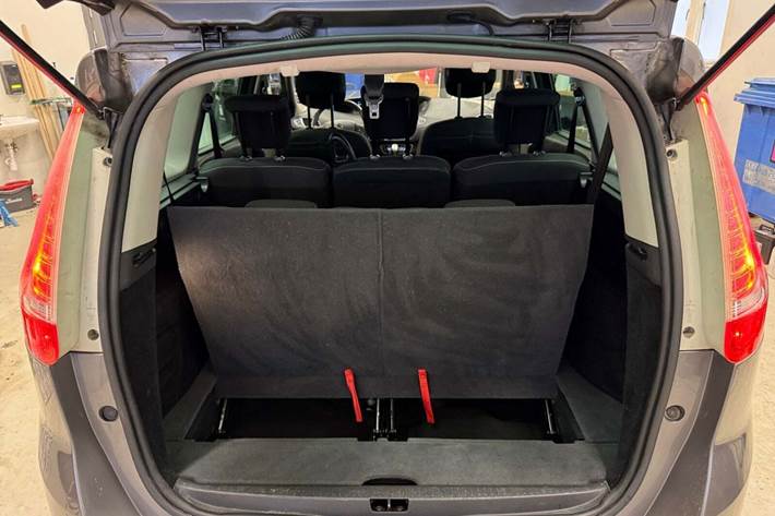 Orange Renault Grand Scenic III fra 2016