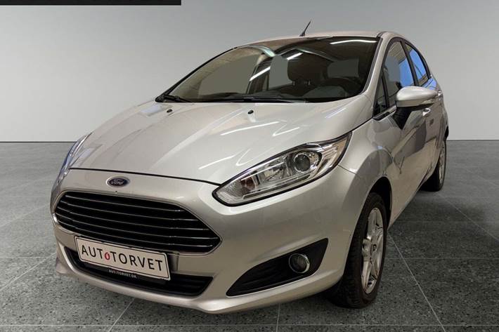 Sølv Ford Fiesta fra 2013 set udefra