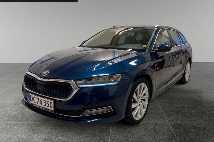 Grøn Skoda Octavia fra 2021 set udefra