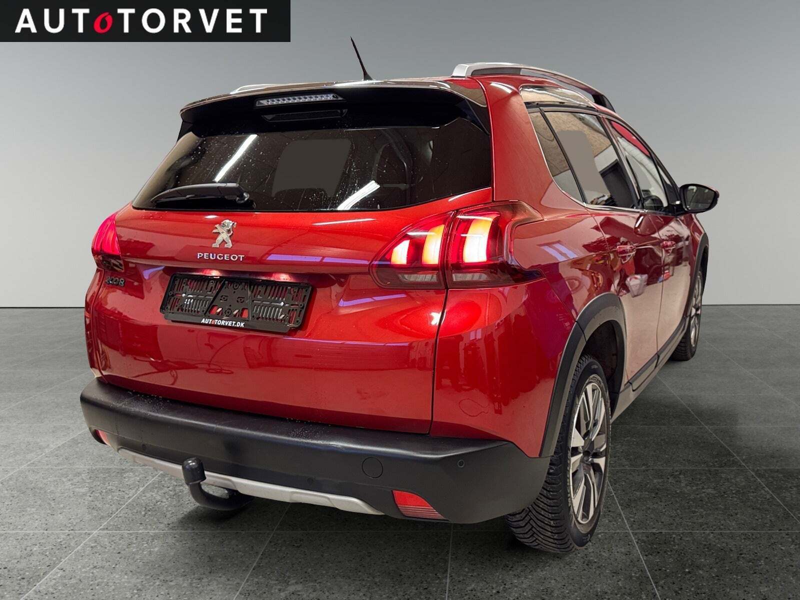 Rød Peugeot 2008 fra 2016