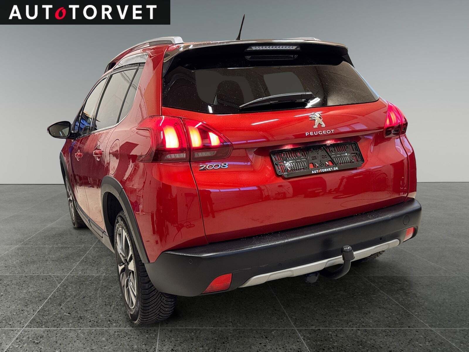 Rød Peugeot 2008 fra 2016