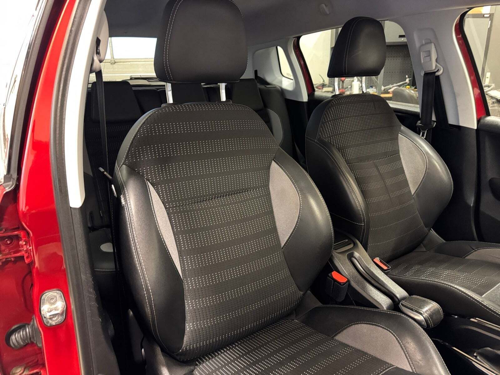 Rød Peugeot 2008 fra 2016