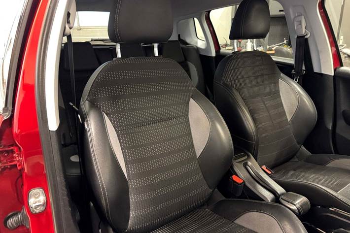 Rød Peugeot 2008 fra 2016