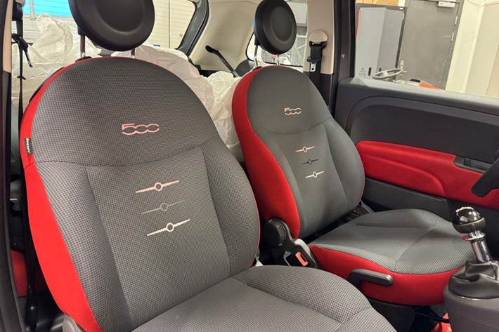 Grå Fiat 500 fra 2016