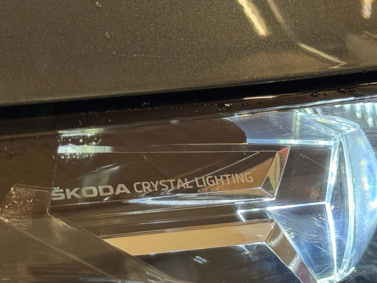 Grå Skoda Enyaq fra 2021