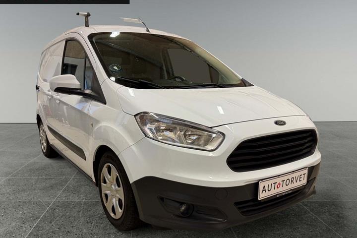 Hvid Ford Transit Courier fra 2017 set udefra