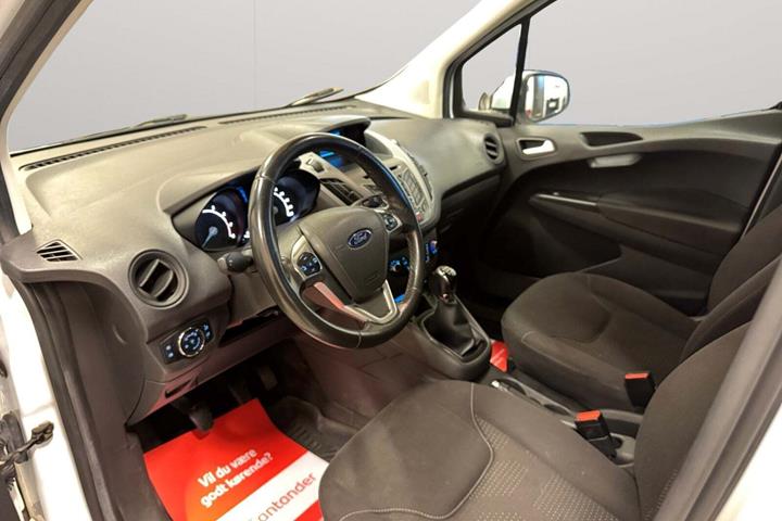 Hvid Ford Transit Courier fra 2017 set indefra