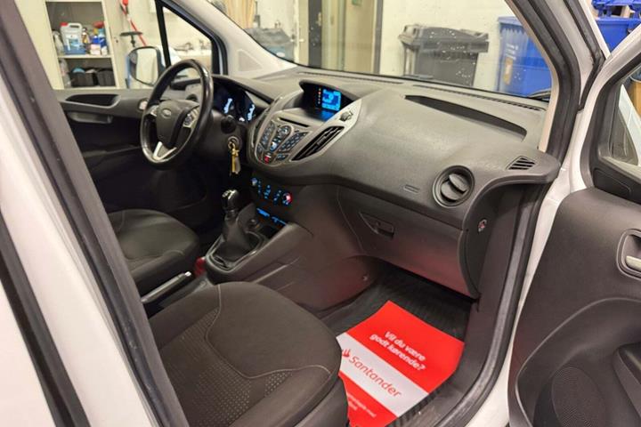 Hvid Ford Transit Courier fra 2017