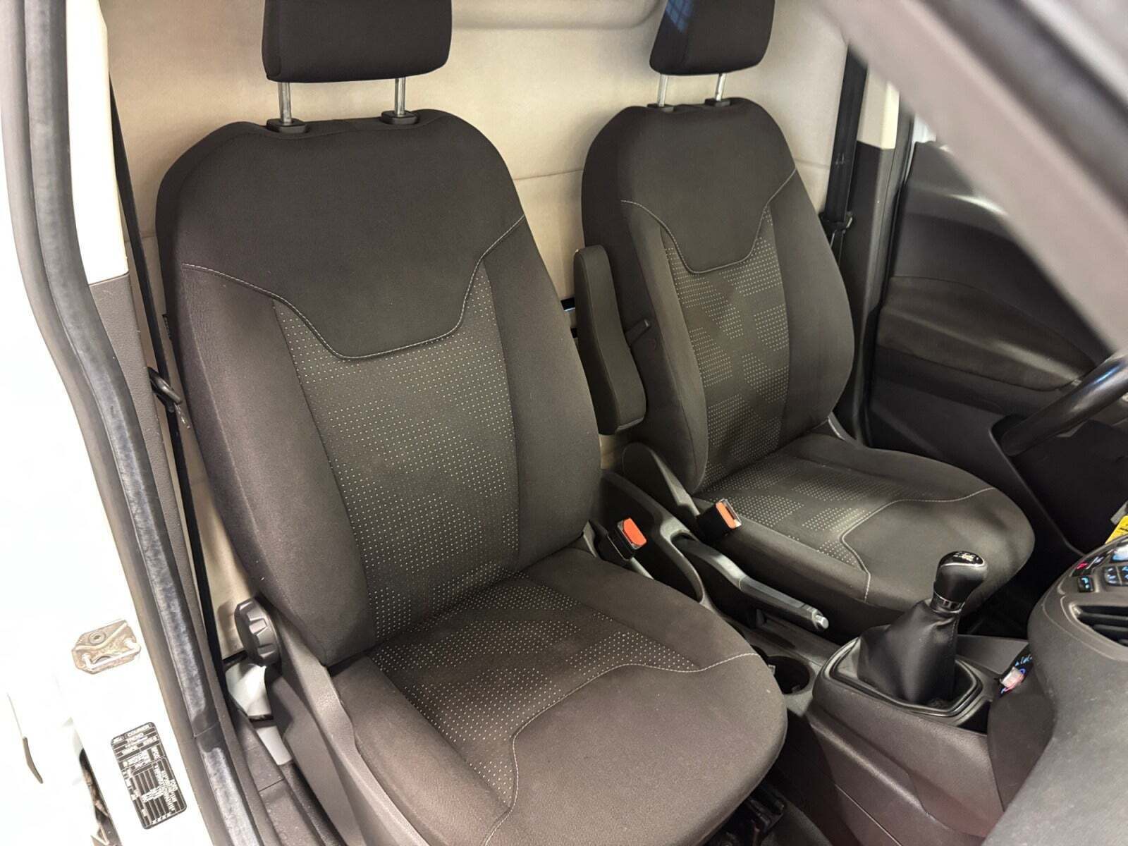 Hvid Ford Transit Courier fra 2017