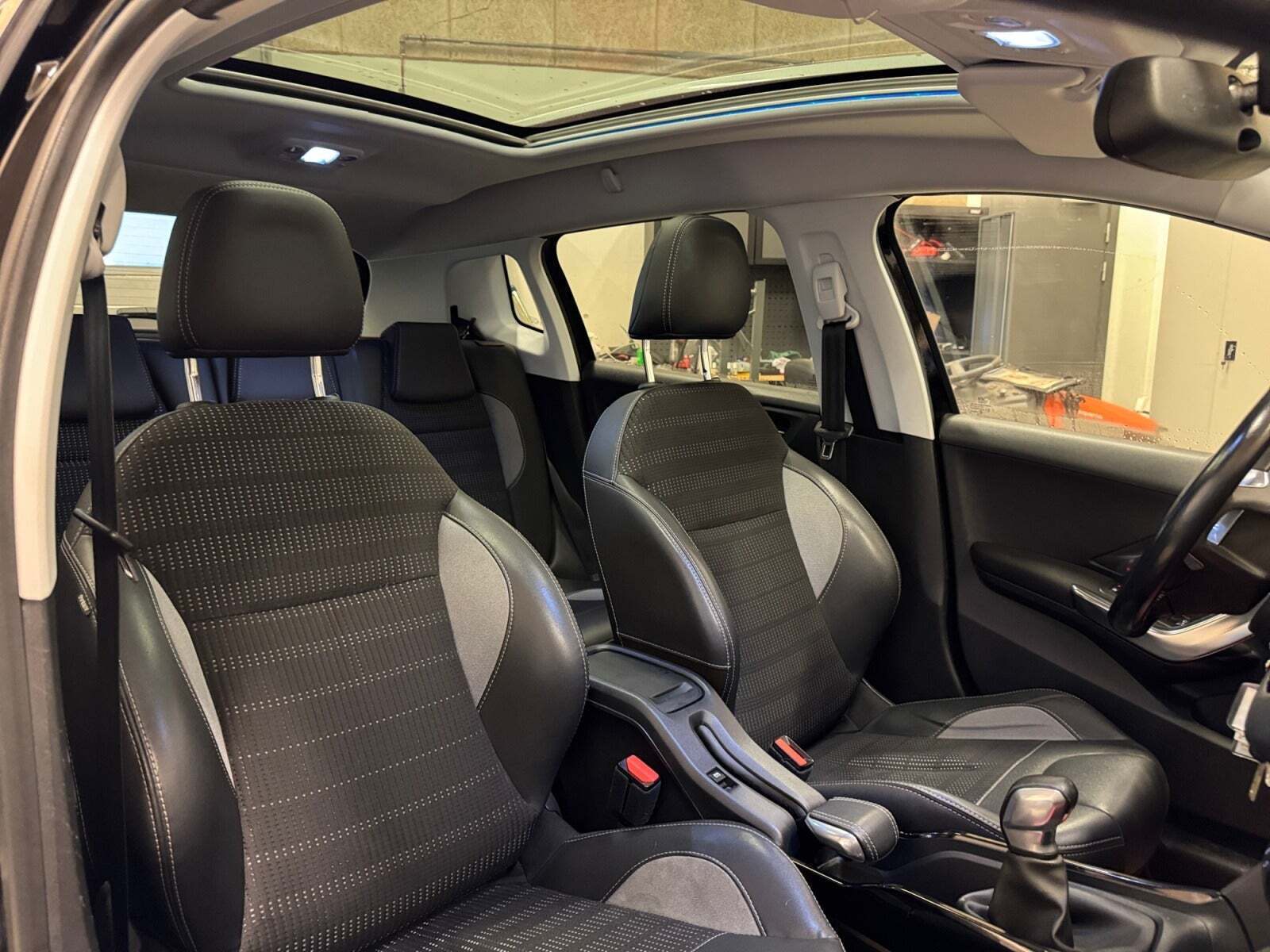 Sort Peugeot 2008 fra 2017