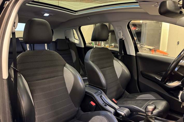 Sort Peugeot 2008 fra 2017