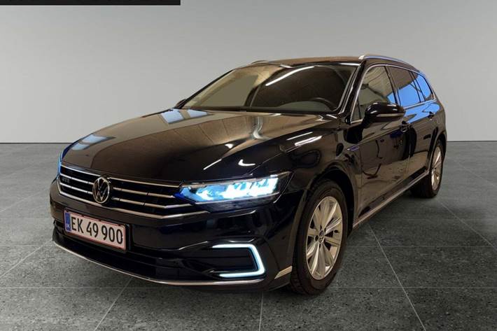 Sort VW Passat fra 2021 set udefra